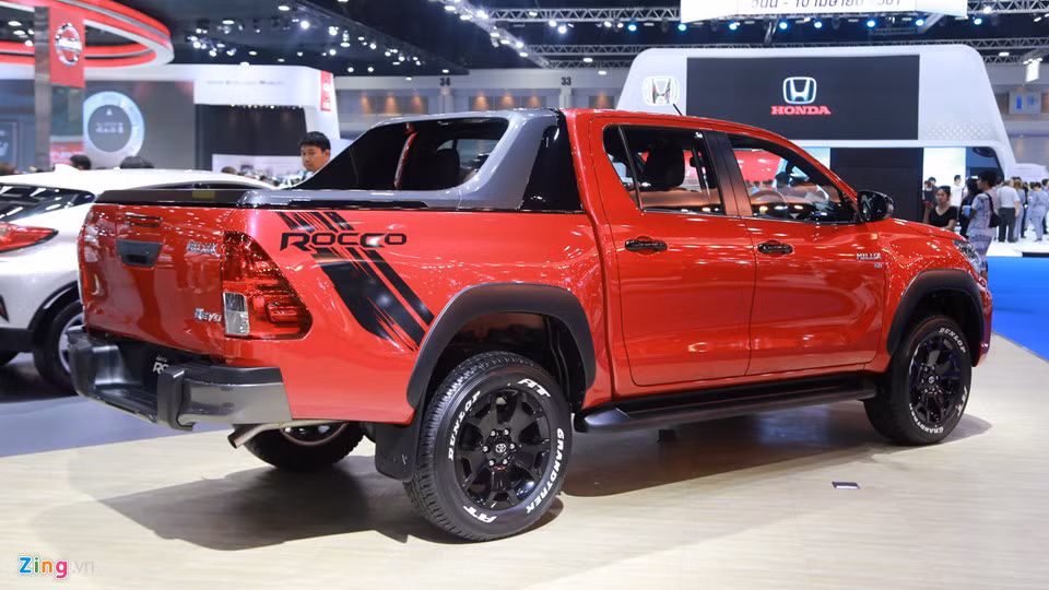 Trên bản Hilux Revo Rocco có một số điểm khác biệt như lưới tản nhiệt màu xám phối đen bóng, đèn sương mù LED, bộ mâm hợp kim 18 inch và bộ lốp Dunlop Grandtrek AT chạy mọi địa hình. Ngoài ra, bản này còn có nẹp nhựa trên hốc bánh màu đen, bổ sung thanh cân bằng và tấm lót bảo vệ lòng thùng sau màu đen, decal trang trí "Rocco" bên sườn thùng, còn cản sau bằng kim loại màu xám