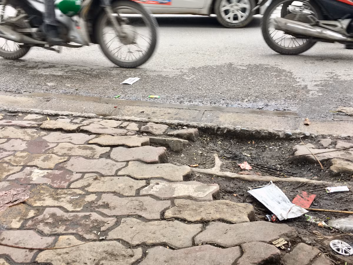 Theo anh Dương Phú Khánh (25 tuổi, trú tại quận Nam Từ Liêm) bày tỏ: "Những ngày gần đây khẩu trang đã sử dụng vứt bừa bãi tràn lan ngoài đường, vỉa hè như vậy rất mất vệ sinh, gây ô nhiễm môi trường có nguy cơ tiềm ẩn dịch bệnh".
