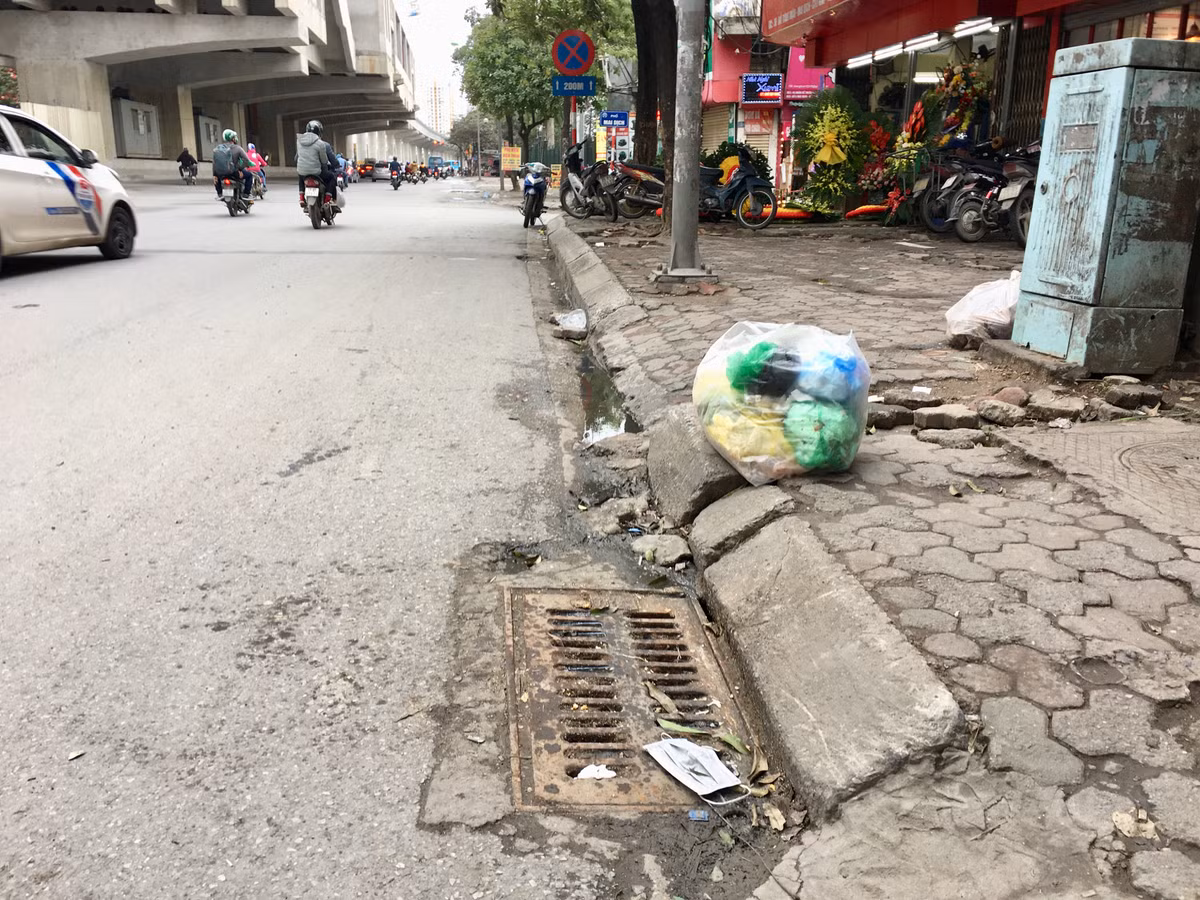 Ghi nhận của PV Kiến Thức, tại các tuyến đường, nơi công cộng trong khu vực thành phố Hà Nội như Phạm Văn Đồng, Phạm Hùng, Hồ Tùng Mậu... có rất nhiều khẩu trang ý tế đã sử dụng bừa bãi trên đường, vỉa hè.