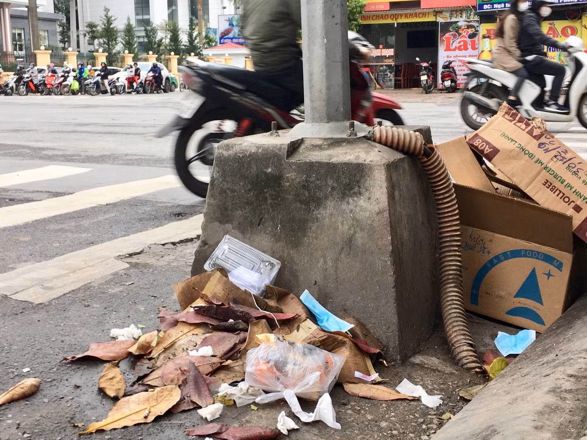 Tại các ngã tư đường hay trạm xe buýt không khó nhìn thấy 1, 2 chiếc khẩu trang đã sử dụng được vứt tại đây.