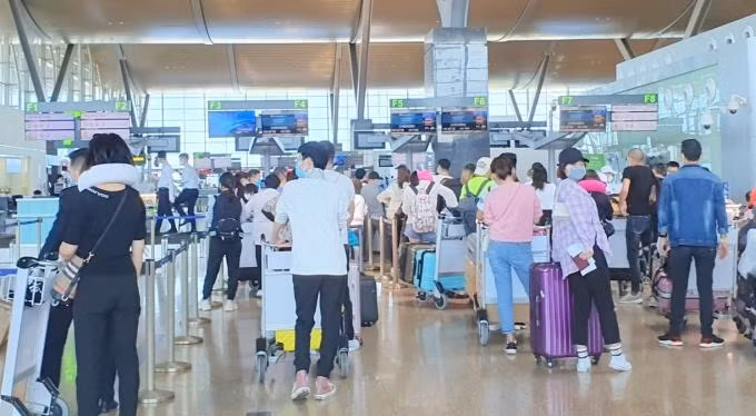 Tuy nhiên, việc cô gái này đăng tải nội dung: "đã về đến sân bay quốc tế Cần Thơ an toàn, không bị cách ly và hướng dẫn cách khai báo với cơ quan y tế để không bị cách ly...", trên trang Facebook cá nhân đã gây hoang mang dư luận. (Ảnh: Sân bay quốc tế Cam Ranh đang giám sát chặt chẽ du khách Hàn Quốc đến với Cam Ranh. Nguồn: Nongnghiep) Khai man để trốn cách ly Covid-19 bị phạt ra sao? (Nguồn: VTC)