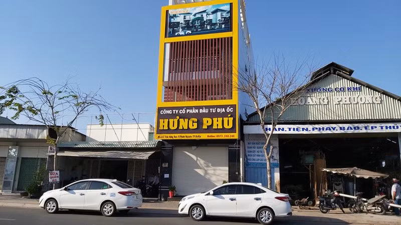  Giám đốc Công ty Hưng Phú bị bắt giữ do bán dự án "ma": Ngày 23/2, VKSND tỉnh Bà Rịa-Vũng Tàu đã phê chuẩn lệnh khởi tố, bắt tạm giam Trần Văn Hội - Giám đốc Công ty CP Đầu tư xây dựng và địa ốc Hưng Phú Group (Công ty Hưng Phú, trụ sở tại số 273 Trần Hưng Đạo, phường Phước Nguyên, TP Bà Rịa) để điều tra hành vi lừa đảo chiếm đoạt tài sản. (Ảnh: Thanhnien)