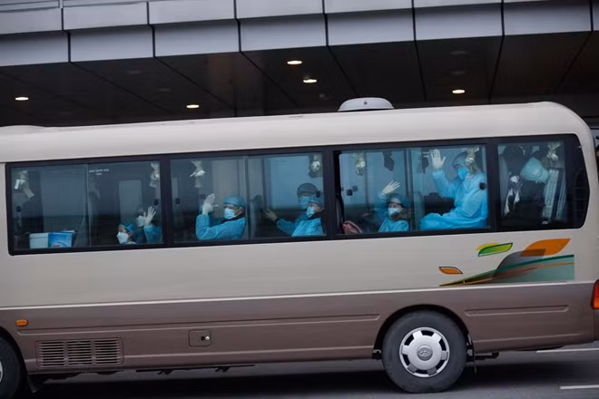 Sau khi hoàn tất các thủ tục, hành khách cùng hành lý được đưa lên 5 xe khách của quân đội và đi thẳng về Bệnh viện Nhiệt đới Trung ương cơ sở 2 tại Đông Anh (Hà Nội). (Ảnh: Cand) Việt Nam sẵn sàng đưa 29 công dân tại Hồ Bắc về nước. (Nguồn: VTC)