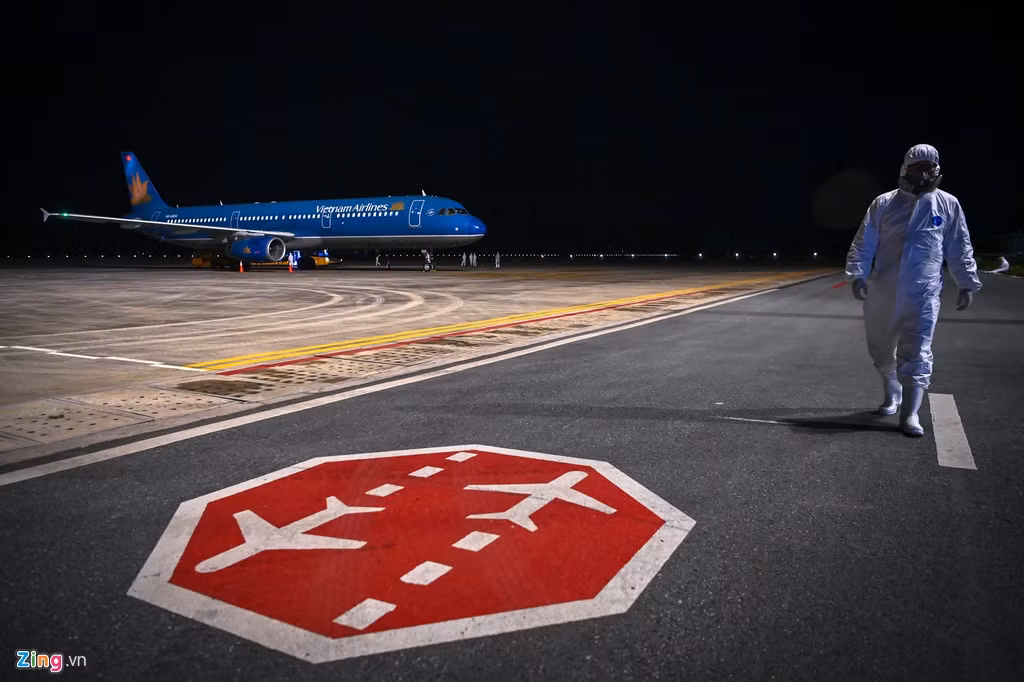 5h35 sáng 10/2, chuyến bay của Vietnam Airlines chở 30 công dân Việt Nam từ Vũ Hán (Trung Quốc) đã hạ cánh tại Sân bay Quốc tế Vân Đồn (Quảng Ninh). (Ảnh: Zing)