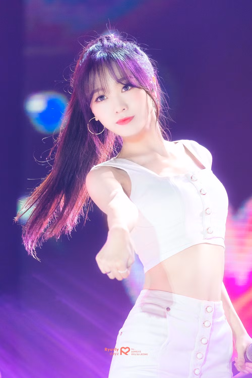 Debut được gần 6 năm song Su Jeong vẫn không được chú ý vì hoạt động trong một nhóm nhạc ít nổi tiếng. Lovelyz vốn sở hữu đội hình thành viên dù xinh đẹp, tài năng không thua kém các nữ idol thế hệ Gen 3 khác song họ vẫn ít khi được nhắc đến trong các BXH về ngoại hình hay nhan sắc của Kpop. 