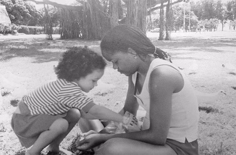 Ảnh chụp Meghan Markle lúc ba tuổi chơi đùa cùng mẹ, Doria Radlan. Mẹ của nữ diễn viên này là một nhà tâm lý trị liệu. Ảnh: The Sun.