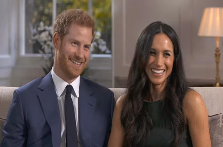 Thông tin về đám cưới của Hoàng tử Harry sẽ diễn ra vào đầu năm 2018 gây xôn xao những ngày qua. Mọi sự chú ý đang đổ dồn về nữ diễn viên xinh đẹp Meghan Markle, hôn thê của Hoàng tử Harry. Thông tin về đời tư của Meghan ngay lập tức trở thành chủ đề được đông đảo mọi người quan tâm. Nhiều tờ báo còn đăng tải những bức ảnh hồi nhỏ đáng yêu của nữ diễn viên người Mỹ này. Ảnh: The Sun.