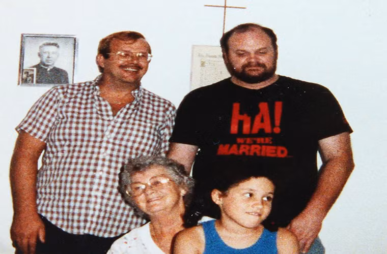 Tấm ảnh này chụp Meghan khi đó khoảng 10 tuổi bên cạnh bà nội, cha Thomas và chú Fred. Ảnh: The Sun.