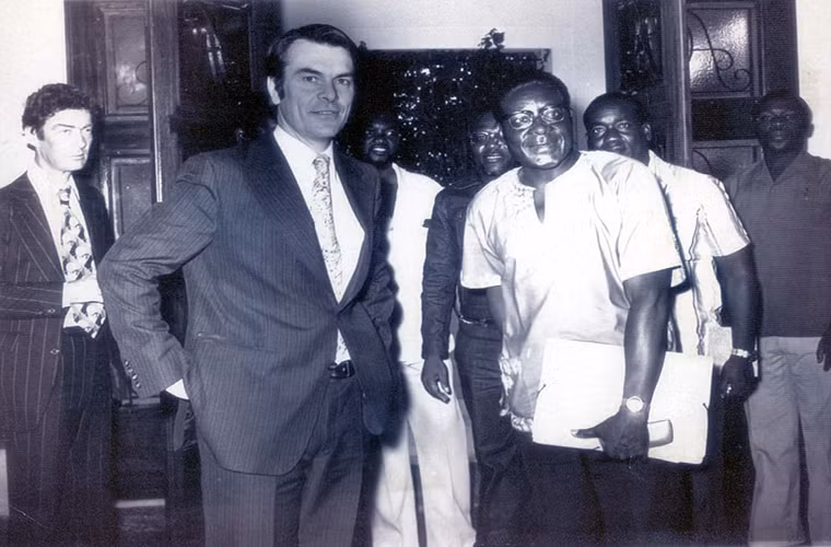 Tổng thống Mugabe đứng cạnh Ngoại trưởng Anh David Owen. Ảnh: Daily Mail.