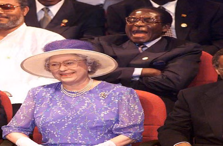 Trên cương vị Tổng thống, ông Mugabe đã có cơ hội gặp gỡ và tiếp xúc với nhiều nhà lãnh đạo thế giới. Ảnh: Tổng thống Zimbabwe Mugabe ngồi phía sau Nữ hoàng Elizabeth II trong năm 2008. Ảnh: PA.