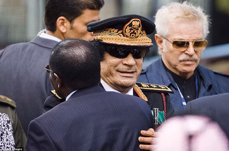 Tổng thống Mugabe ôm nhà lãnh đạo Libya Muammar Gaddafi trong buổi lễ nhậm chức của Tổng thống Nam Phi Zacob Zuma tại Pretoria ngày 9/5/2009. Ảnh: Getty Images.