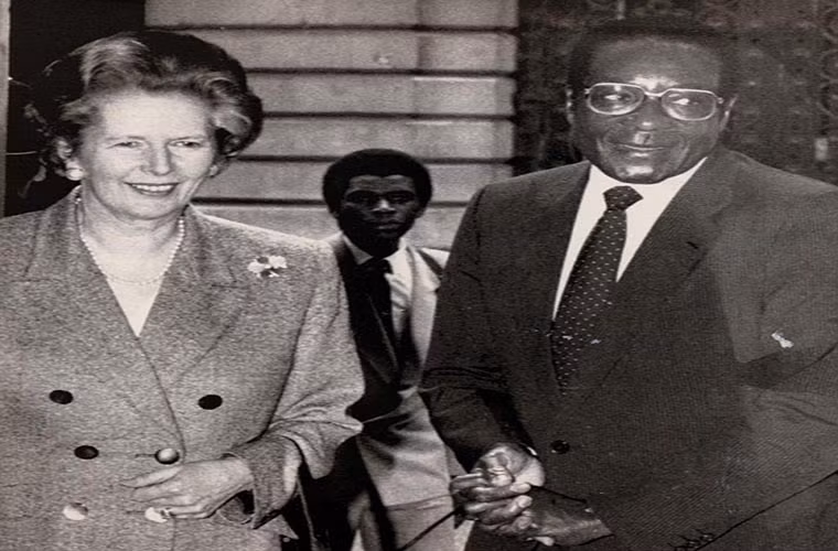 Tổng thống Mugabe đứng cạnh nữ Thủ tướng Anh Margaret Thatcher năm 1988. Ảnh: Daily Mail.