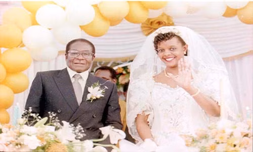 Sau khi bà Sally qua đời vào năm 1992, ông Mugabe đã tái hôn với bà Grace Mugabe, người còn được biết đến với biệt danh “Gucci Grace” vì lối sống xa hoa của mình. Ảnh: Daily Mail.