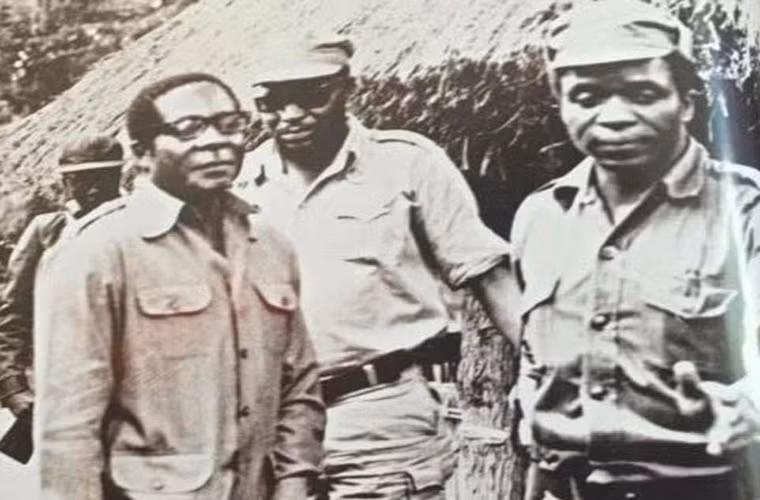 Bức ảnh chụp ông Mugabe đứng cạnh ông Mnangagwe (Phó Tổng thống Zimbabwe bị sa thải ngày 6/11/2017) và Josiah Tongogara, một chỉ huy du kích nhiều năm về trước. Ảnh: Daily Mail.