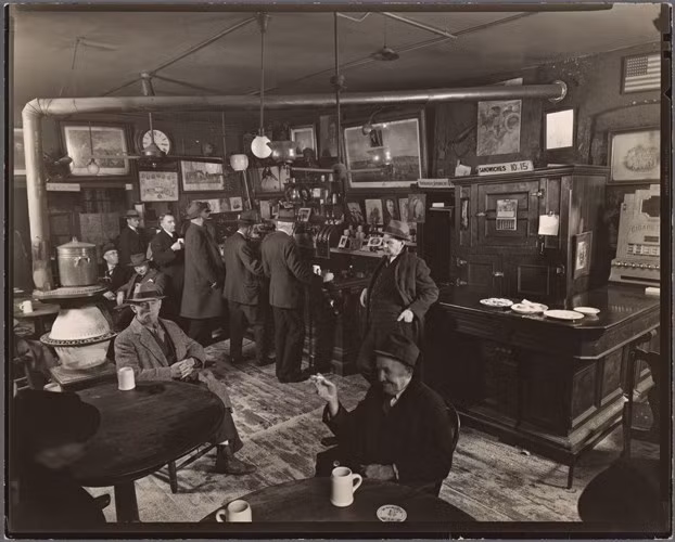 Bức ảnh chụp bên trong quán bar McSorley's Old Ale House năm 1937.