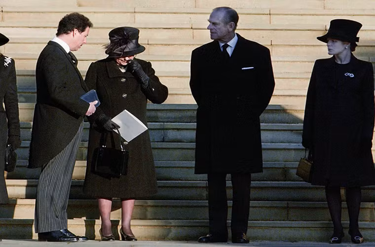 Năm 2002, Hoàng thân Philip luôn bên cạnh động viên, an ủi Nữ hoàng Elizabeth khi mẹ và em gái bà qua đời. Ảnh: Nữ hoàng Elizabeth II lau nước mắt sau lễ tang của em gái, Công chúa Margaret, năm 2002. Ảnh: AP.