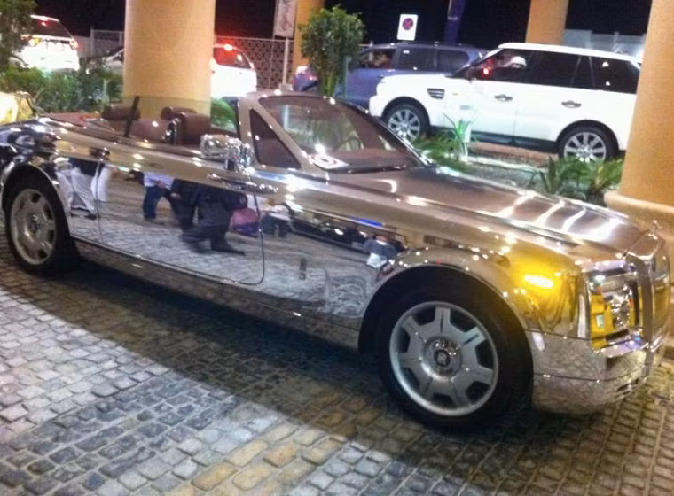 Siêu xe Rolls Royce mạ bạc của Michelle Chiyangwa. Ảnh: The Sun.