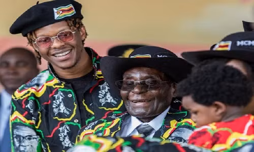 Robert Mugabe Jr đứng cạnh cha cậu, ông Robert Mugabe, trong bữa tiệc sinh nhật lần thứ 93 của ông Mugabe hồi tháng 2/2017. Ảnh: News.com.au.