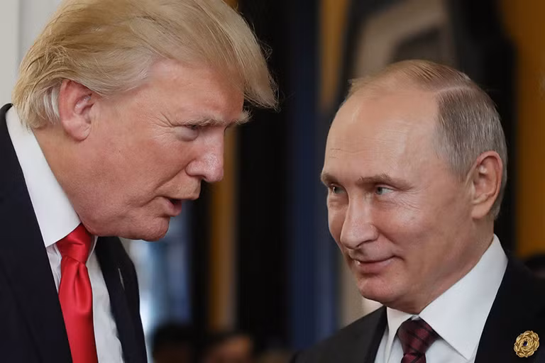 Cũng trên trang Twitter, Tổng thống Trump đã phản pháo lại các tuyên bố chỉ trích ông về sự tin tưởng đối với Tổng thống Vladimir Putin, rằng Nga không can thiệp vào cuộc bầu cử Mỹ năm 2016.