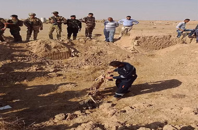 Kinh hoang ben trong ho chon tap the cua IS o Iraq-Hinh-7