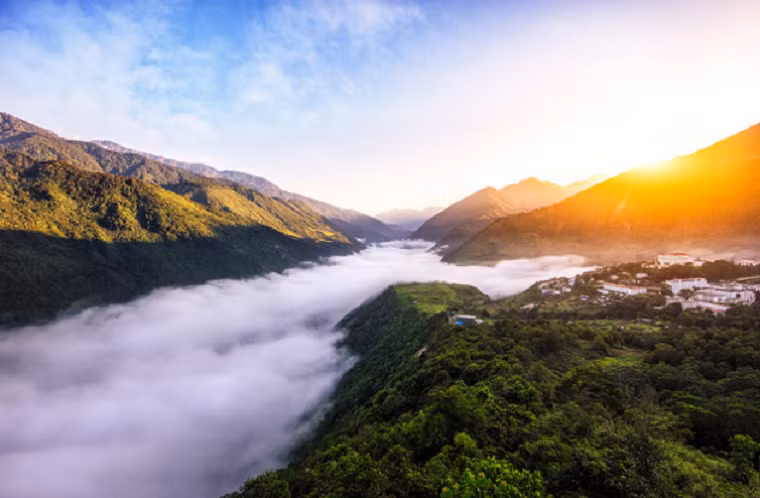 Mêdog là một huyện của địa khu Nyingchi, khu tự trị Tây Tạng, Trung Quốc. Đây là một vùng đất linh thiêng của những người theo Phật giáo. Để đến được Mêdog, người ta sẽ phải đi bộ qua ngọn núi hiểm trở và một cây cầu dài hơn 300 mét bắc qua vực thẳm. Ảnh: Brightside.
