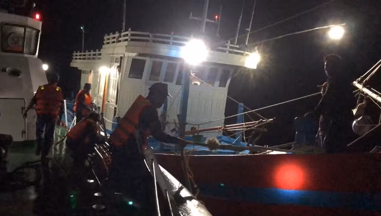 Cứu hộ thành công tàu cá ngư dân gặp nạn trên biển Cuu ho thanh cong tau ca ngu dan gap nan tren bien