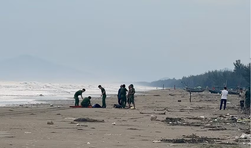 Bàng hoàng phát hiện 2 thi thể trên bãi biển ở Hà Tĩnh Bang hoang phat hien 2 thi the tren bai bien o Ha Tinh