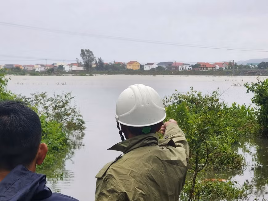Quang Binh: Nguoi dan ong bi nuoc lu cuon troi khi di tha luoi
