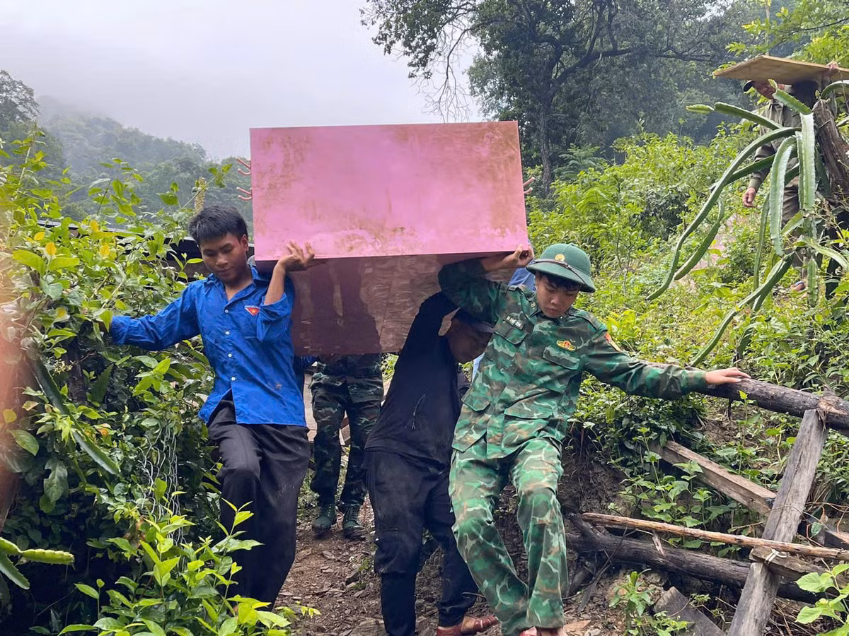 Sau tiếng nổ lớn, quả đồi ở Nghệ An bị nứt dài hơn 100m - Hình 2 Sau tieng no lon, qua doi o Nghe An bi nut dai hon 100m-Hinh-2