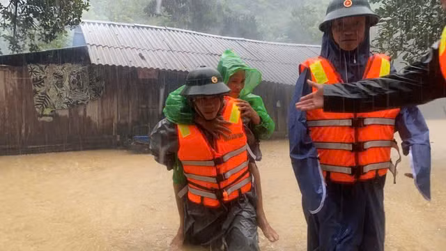 Đi cứu hộ, nam thanh niên ở Quảng Bình bị nước lũ cuốn trôi Di cuu ho, nam thanh nien o Quang Binh bi nuoc lu cuon troi