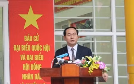 Phát biểu tại điểm bỏ phiếu, Chủ tịch nước nêu rõ cuộc bầu cử Quốc hội và Hội đồng nhân dân các cấp lần này là sự kiện trọng đại trong đời sống của nhân dân. "Tôi đề nghị đồng bào, đồng chí hãy nâng cao tinh thần trách nhiệm, quyền làm chủ tập thể của mình, sáng suốt lựa chọn những người đủ đức, đủ tài bầu vào QH và HĐND các cấp tham gia cùng Đảng, Nhà nước thực hiện thắng lợi Nghị quyết Đại hội Đảng toàn quốc lần thứ XII cũng như ĐH Đảng các cấp....", Chủ tịch nước nói.