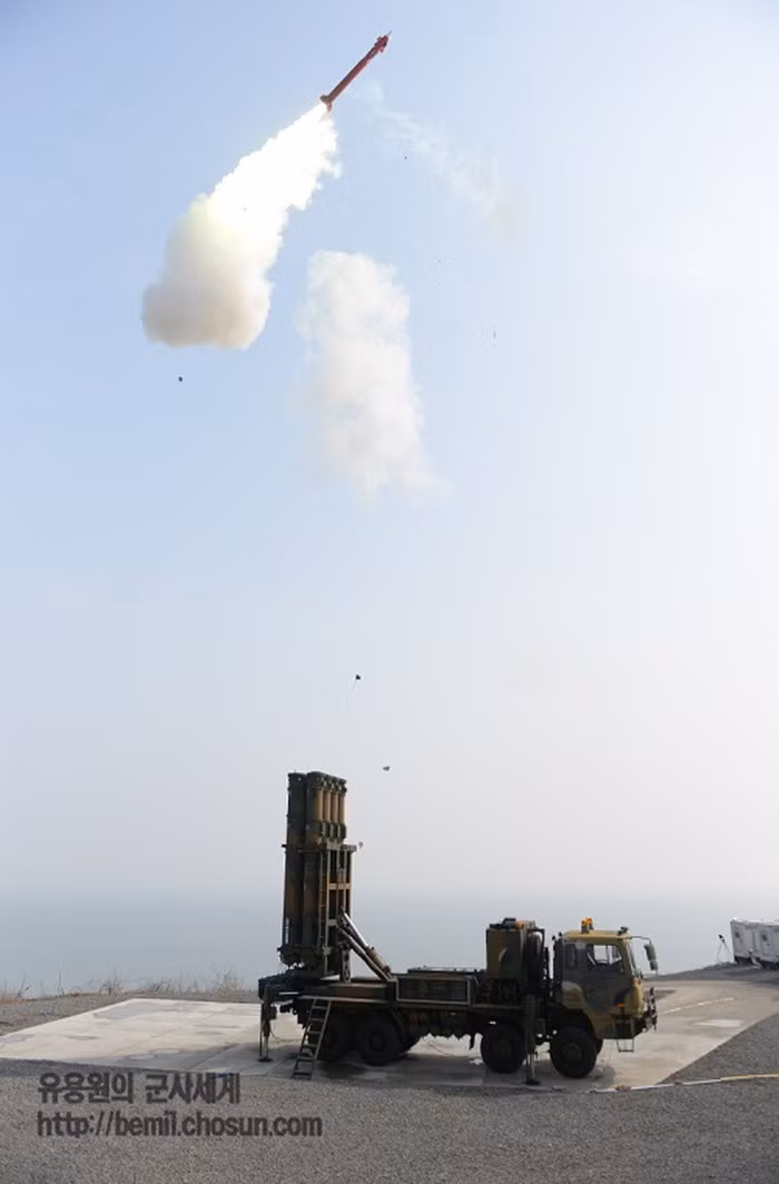 KM-SAM được trang bị radar trinh sát khá hiện đại, đó là một radar nhìn vòng ba tọa độ với ăng ten radar quét mảng pha điện tử thụ động (PESA). Tốc độ quay ăng-ten là 40 vòng/phút; khả năng đo cao đến 80º; radar hoạt động trong băng tần X, trùng với tần số của radar máy bay.