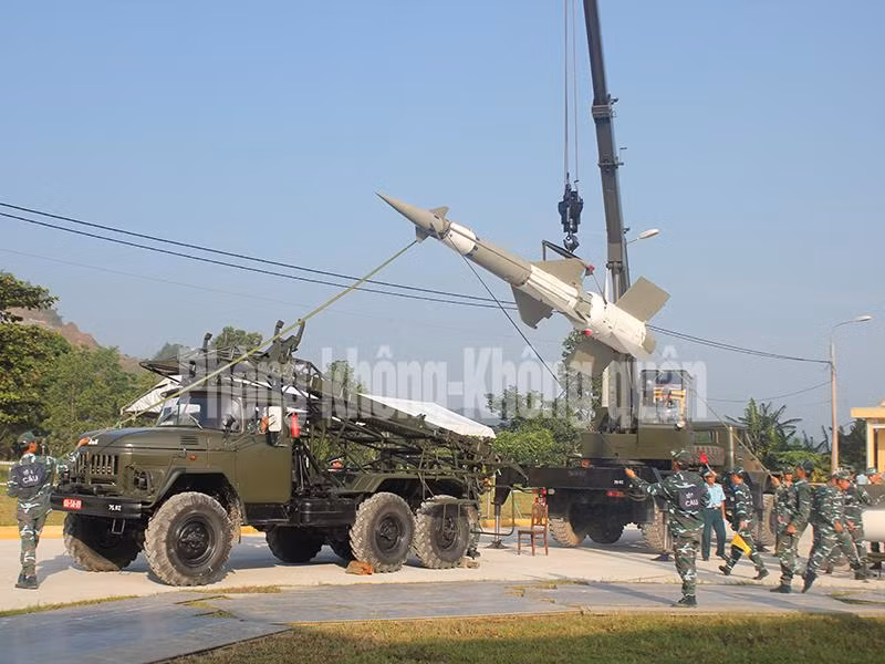 Bên cạnh đó, nhà máy A31 còn thực hiện tăng hạn hàng trăm quả đạn tên lửa Pechora, thực hiện 100% chỉ tiêu bảo quản, bảo dưỡng, tăng hạn sử dụng, bảo đảm tốt hệ số kỹ thuật vũ khí trang bị. Nguồn ảnh: Báo Phòng không – Không quân