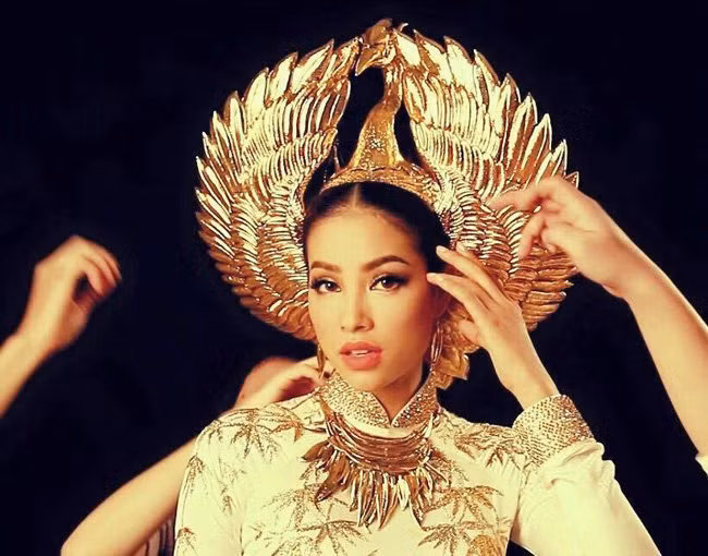 Cùng thời điểm này, ở Việt Nam, hình ảnh chiếc mấn khắc hồng hạc trong trang phục dân tộc của Phạm Hương được tung ra, thu hút sự chú ý của đông đảo cộng đồng Việt.