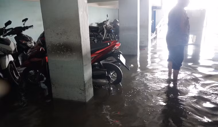 Hầm để xe một chung cư trên đường Phan Xích Long, quận Phú Nhuận đến sáng 27/11 vẫn còn ngập nước.