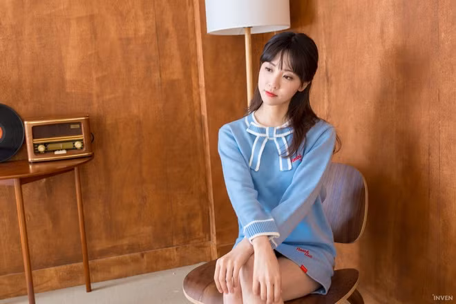 Min-Ah chia sẻ mình đã bỏ học cấp ba vì phải đi làm thêm để phụ giúp gia đình. Sự nghiệp MC đến với cô như là một cơ duyên.
