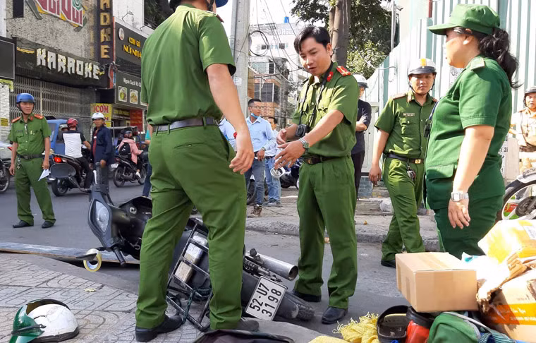 Phát hiện vụ việc, nhiều người đưa thanh niên đi cấp cứu.