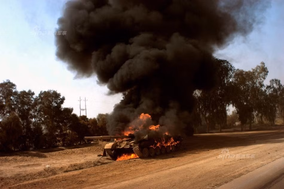Xe tăng chủ lực T-72 thuộc loại hiện đại nhất của Iraq cũng không tránh khỏi thảm nạn.