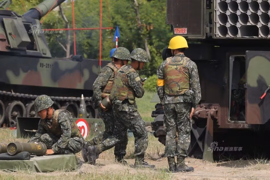Ước tính, Đài Loan hiện có 197 khẩu M109A2 và 28 khẩu M109A5. So với A2, khẩu A5 hiện đại hơn pháo chính M284 155mm cùng giá pháo M182, trên xe chở được tới 36 viên đạn, trang bị động cơ xe pháo mạnh hơn (440 mã lực thay cho 405 mã lực trên A2).
