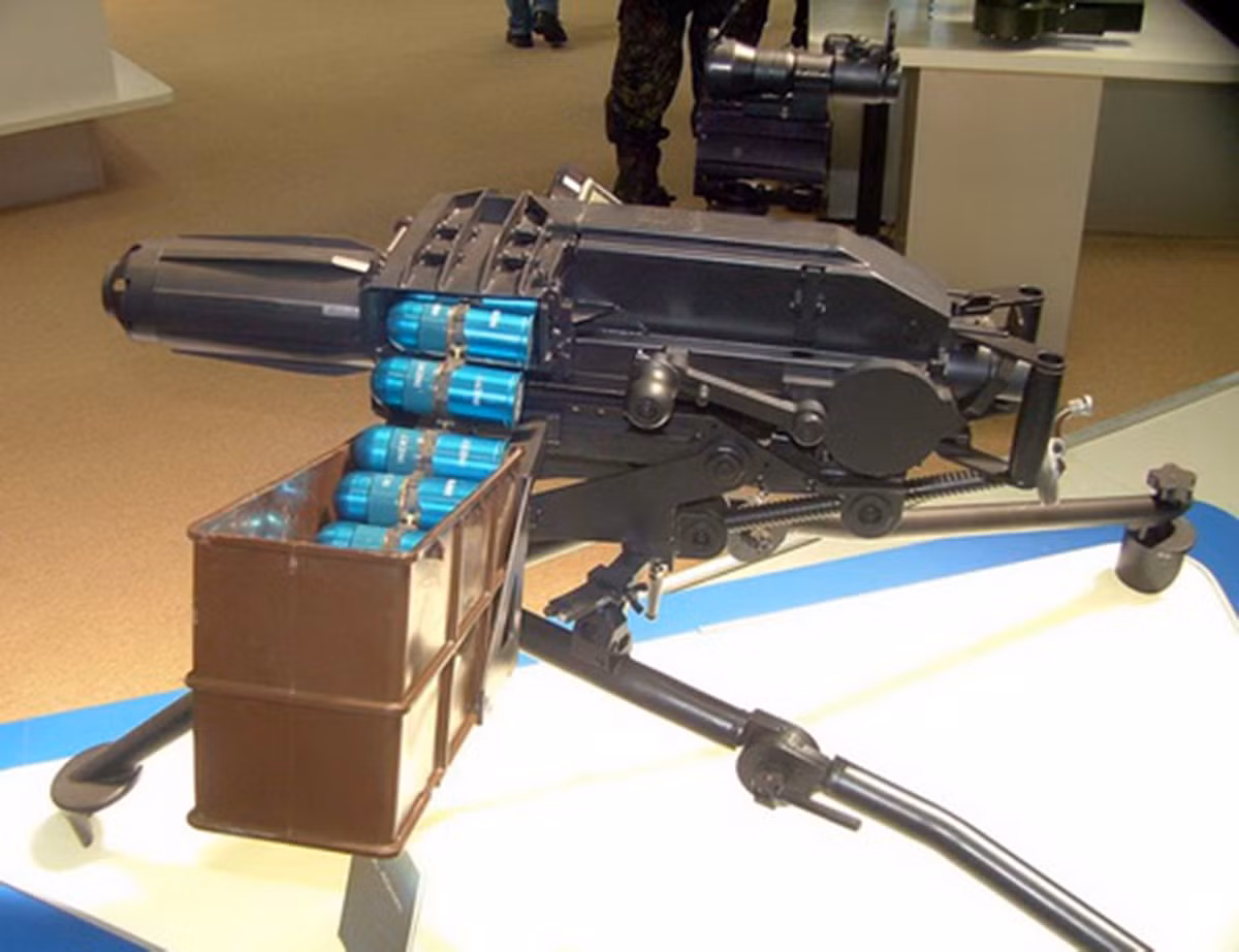 DENEL Y3 có trọng lượng rỗng 50kg, dài 0,84m, cỡ đạn 40mm, tầm bắn hiệu quả 1700m với tốc độ 425 phát/phút, cơ số đạn 32 quả. Súng được trang bị hệ thống ngắm bắn quang học hoặc điện tử, được kết nối với máy tính đường đạn.