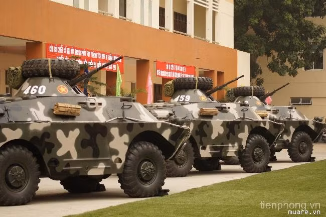 Được thiết kế cho nhiệm vụ trinh sát chiến trường, trên BRDM-2 được trang bị nhiều khí tài trinh sát gồm: 6 kính ngắm toàn cảnh TNP-A; một kính ngắm ban ngày TPKU-2B và một kính ban đêm TKN-1 cho trưởng xe. Còn lái xe được trang bị 4 kính ngắm toàn cảnh phía trước TNP-A và một kính ngắm đêm TWN-2B. Xe được trang bị hệ thống phòng chống vũ khí hủy diệt lớn cho phép trinh sát các vùng bị nhiễm phóng xạ, khí độc....