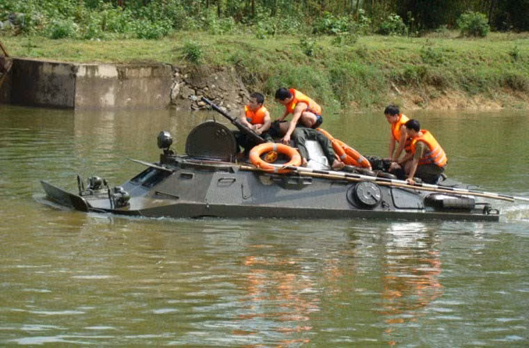 Xe bọc thép trinh sát BRDM-2 của bộ đội hóa học được trang bị hệ thống đẩy water-jet cho phép di chuyển dưới mặt nước với tốc độ 10km/h, thời gian hoạt động dưới nước liên tục 17-19 tiếng. Trước mũi được lắp thêm một tấm thép làm nhiệm vụ cản nước lên cabin khi đang bơi, cải thiện sự ổn định và có thể đóng vai trò giáp bổ sung chống đạn khi chiến đấu.