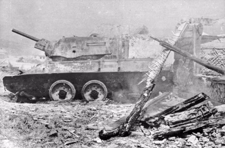 Trong trận chiến xe tăng ở Prokhorovka, các xe tăng T-34 của Liên Xô đã chịu tổn thất nặng nề trước lực lượng xe tăng hạng nặng, hạng trung tốt hơn hẳn của quân Đức. Ảnh: Xe tăng hạng trung T-34-76 bị phá hủy trong làng Prokhorovka.