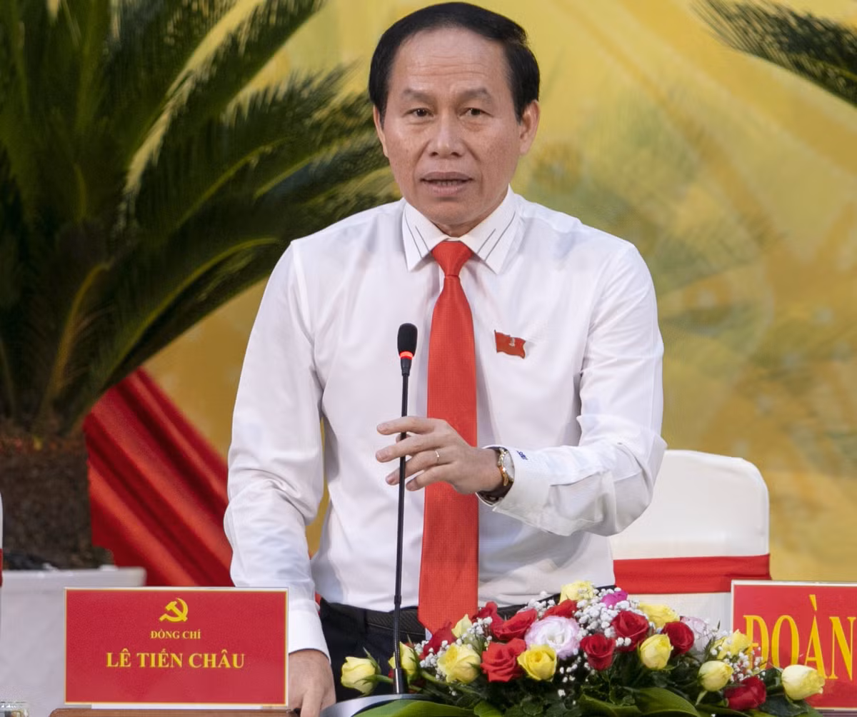 Ông Lê Tiến Châu sinh ngày 5/10/1969, quê quán xã Long Vĩnh, huyện Châu Thành, tỉnh Tây Ninh. Ông Châu là Tiến sĩ Luật học, trình độ cao cấp lý luận chính trị. 