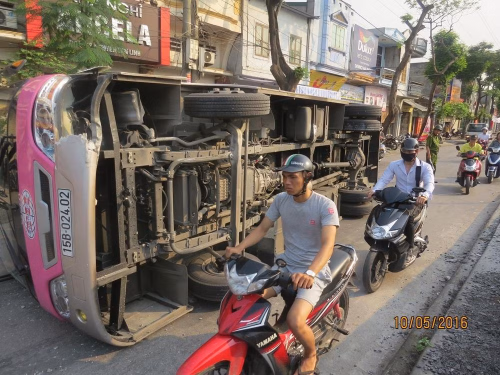 Xe buýt bị lật nghiêng.