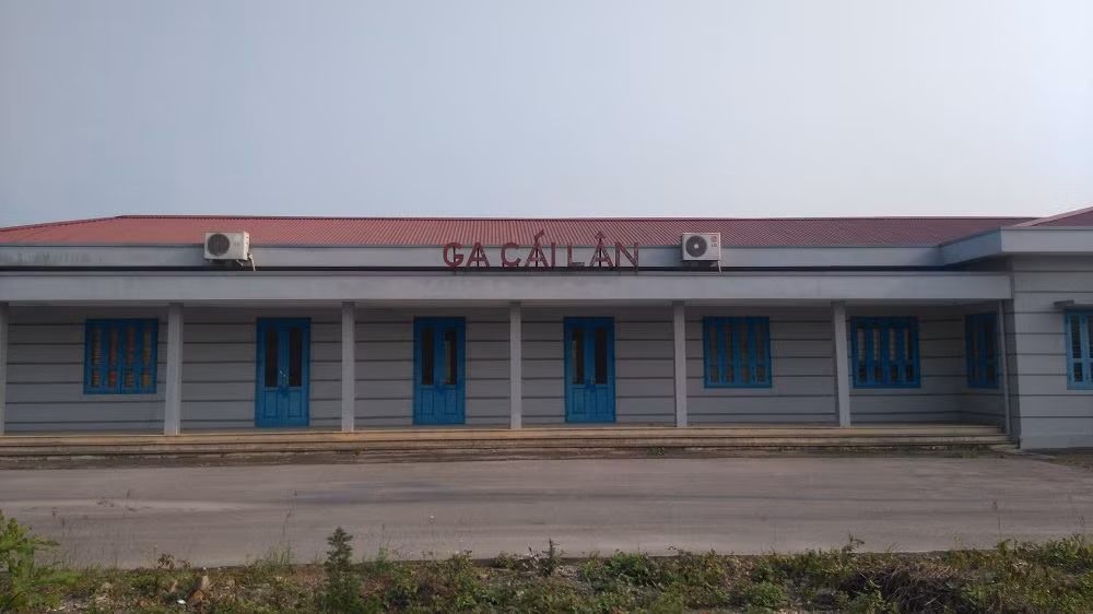 Tương tự như ga Hạ Long, ga Cái Lân nằm cách đó vài km cũng trong tình trạng bỏ hoang dù được đầu tư khá lớn. Khu nhà chức năng vắng lặng, những đường ray nằm im không bóng con tàu. Từ lúc hoạt động nhà ga này đón khoảng 10 chuyến tàu rồi trong cảnh “bỏ hoang” từ đó đến giờ...