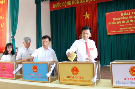 Tại Quảng Ninh: Đúng 7h ngày 22/5, tất cả các khu vực bỏ phiếu trên địa bàn toàn tỉnh (trừ 13 tổ bầu cử đã tiến hành bỏ phiếu sớm trước 7h) đã đồng loạt tổ chức khai mạc bầu cử trong không khí sôi nổi, phấn khởi, đảm bảo nghi thức trang trọng. Gần 1 triệu cử tri nô nức đi bỏ phiếu. Trong ảnh: Bí thư tỉnh Quảng Ninh Nguyễn Văn Đọc, bỏ phiếu tại khu phố 4, phường Bãi Cháy, TP Hạ Long. Ảnh: Hải Ninh.