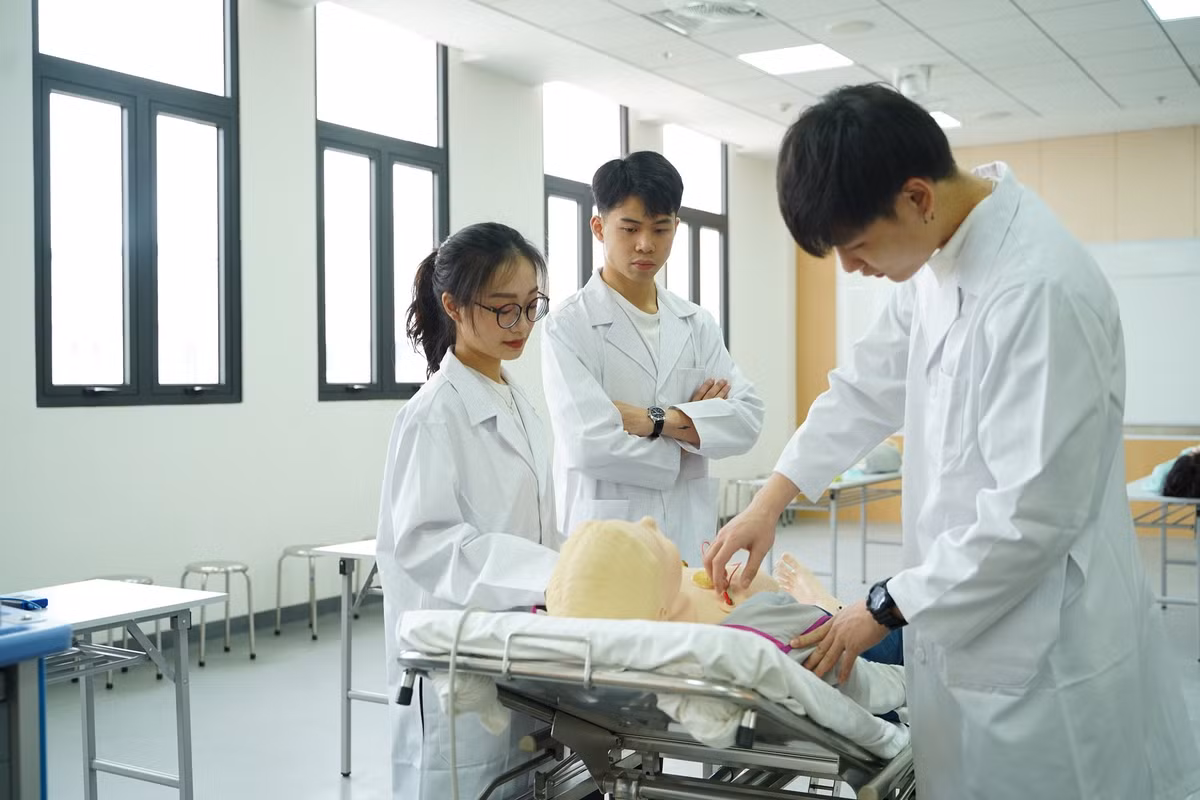 Vi sao khoa hoc suc khoe la nghe nghiep quan trong cho tuong lai?