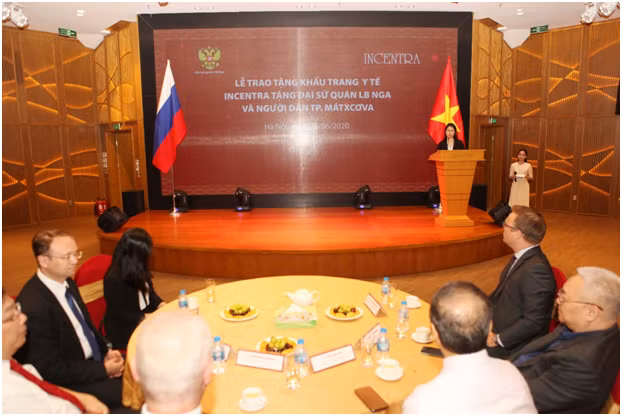Incentra tang DSQ Lien Bang Nga va nguoi dan Moscow khau trang y te-Hinh-2