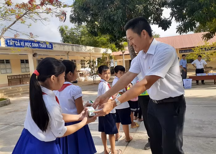 Tre Tra Vinh don niem vui uong sua hoc duong khi quay lai truong